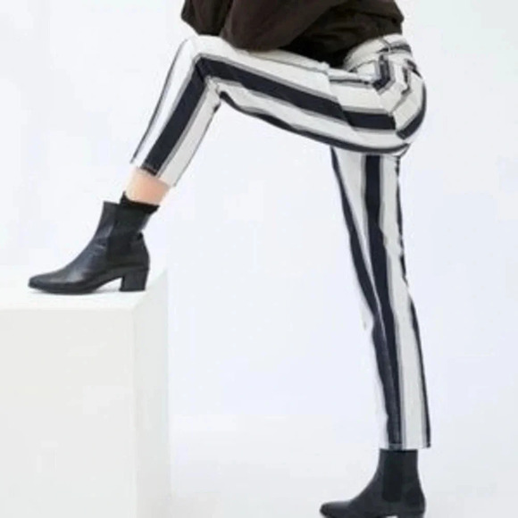 Urban Outfitters BDG Mom High Waisted Jeans 26 - Picture 7 of 16